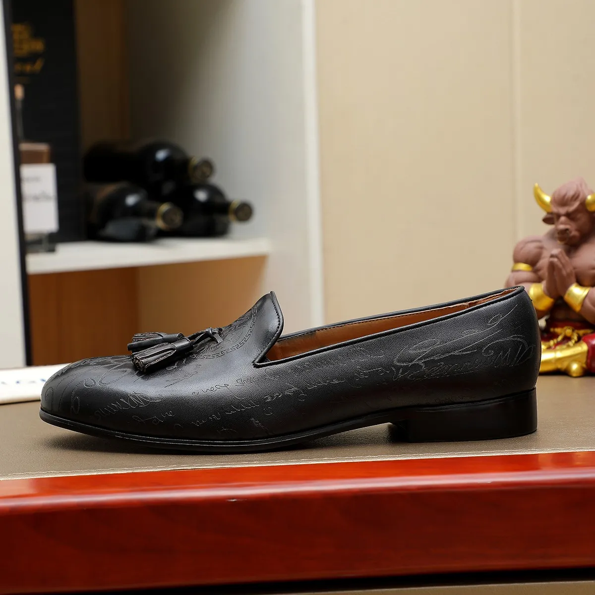 Men's shoes 💰560 💰 Louis Vuitton LV ® Autumn and Winter 🆕 models 🔛Full shoe counter First layer cowhide, 🐂Leather lined casual shoes for men, super soft outsole, a must-have for driving. Counter synchronization Original first layer cowhide Completely 1:1 mold customization 🌹Top version, 2 colors available! Number: 38-45 (37.46. Customized)